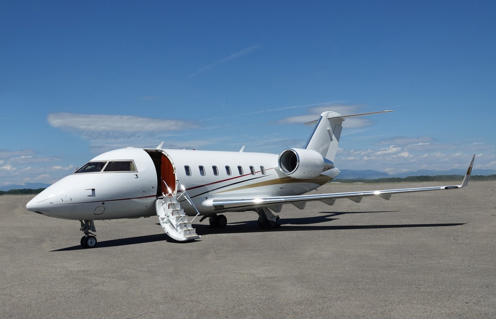 Bombardier Challenger 600 series widebody charter