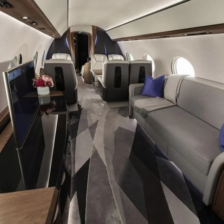 G700 cabin seating and living area