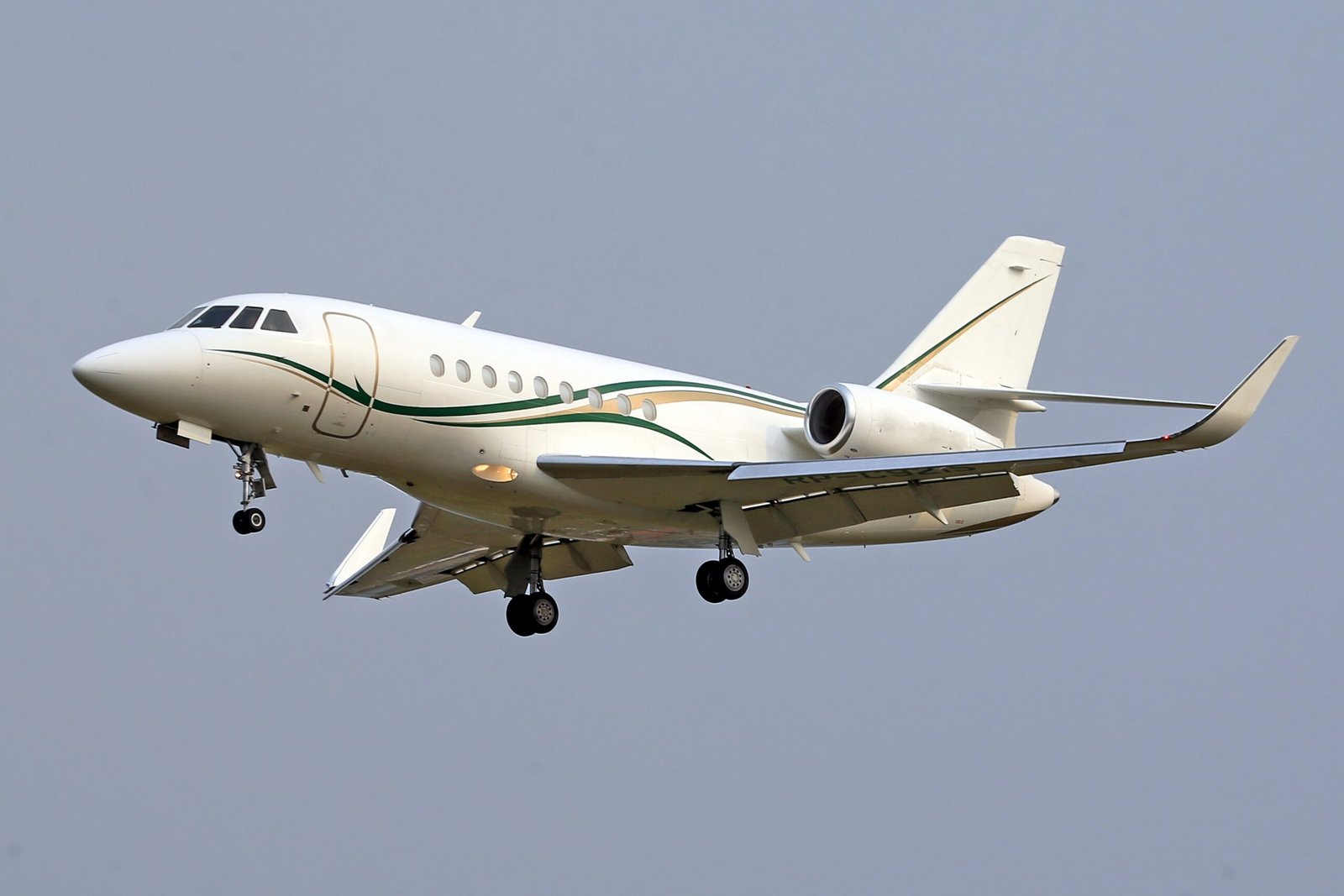 Dassault Falcon 2000 large-cabin business jet