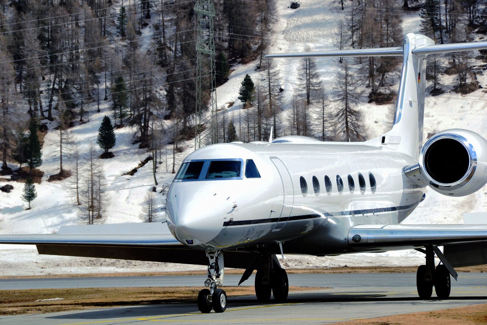 Gulfstream G550 large-cabin business jet