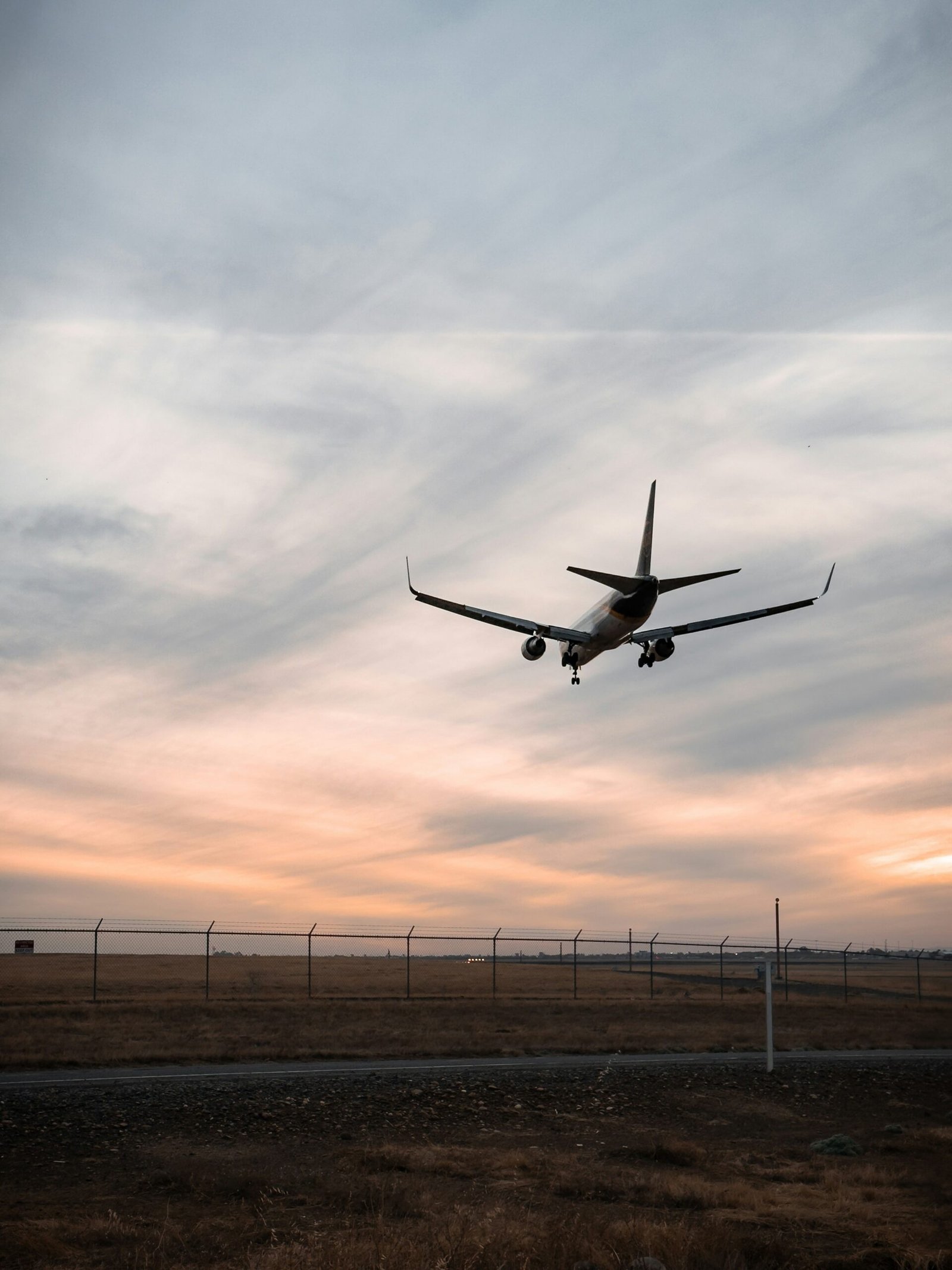Aircraft on approach to the runway