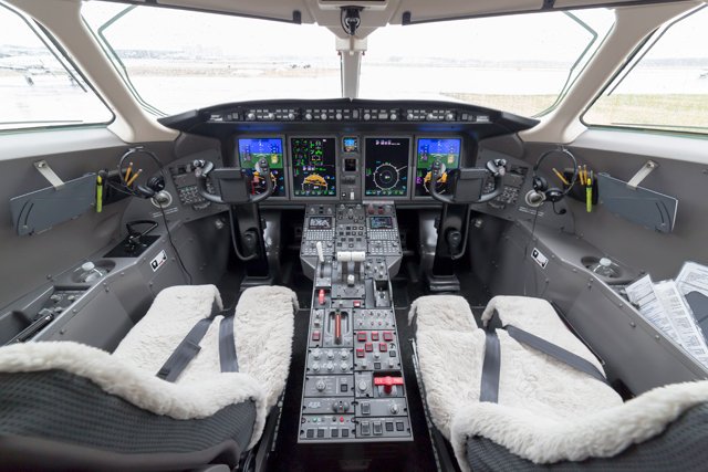 Challenger 350 cockpit with advanced avionics